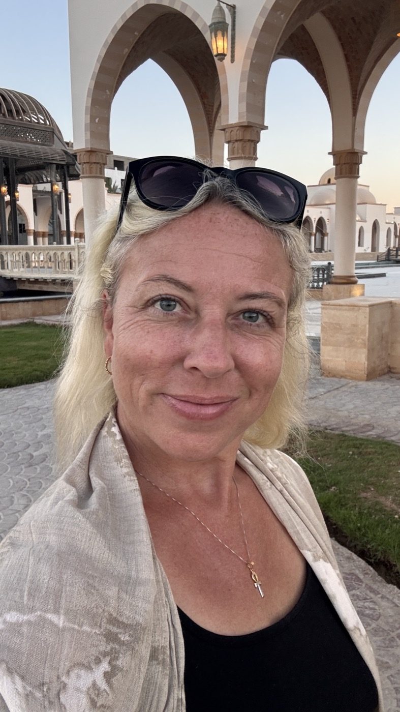 Lucie Horenská venku mezi oblouky